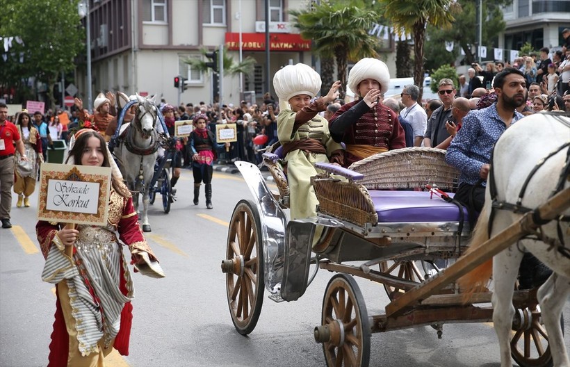 Manisa'da festivaller kapsamında yaklaşık 7 ton mesir macunu halka saçıldı - Resim: 2