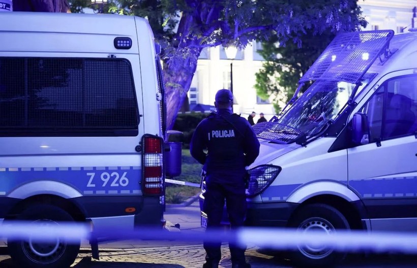 Varşova Üniversitesi'nde dehşet: Baltayla kampüse giren bir kişi 1 kişi katletti - Resim: 1