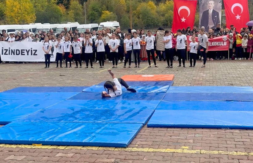 Cumhuriyet Bayramı gösterisinde duygulandıran anlar: Kızı için mindere atladı - Resim: 1