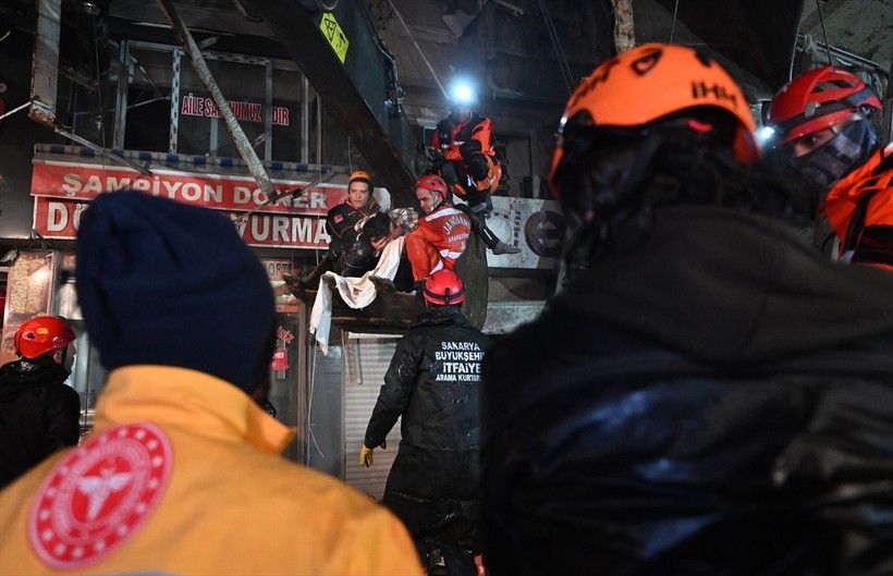 SON DAKİKA DEPREM: Kahramanmaraş Trabzon Caddesi'nde 24 saat sonra Can isimli 14 yaşında bir çocuk göçükten çıkarıldı - Resim: 4