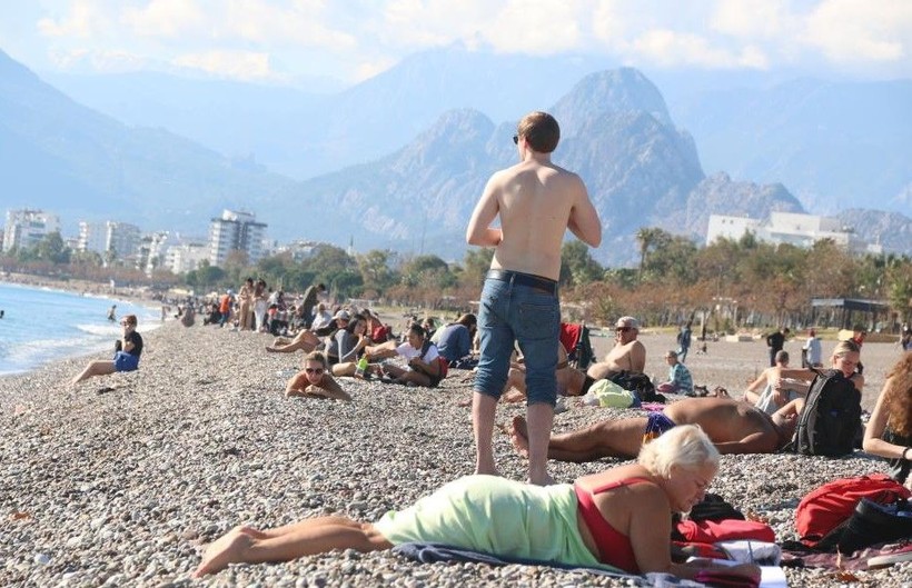 Antalya'da termometreler 19 dereceyi gösterdi! Vatandaşlar denizin keyfini çıkardı - Resim: 4
