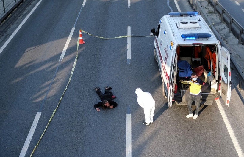 İstanbul'da E5 karayolunda şaşkına çeviren görüntü! Bulaşıcı hastalık riskine karşı... Göz yaşartıcı spreyle kelepçelediler - Resim: 3