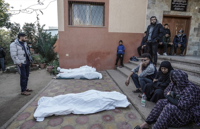 İsrail'in saldırılarından kaçan ve Şifa Hastanesi'ne sığınan siviller zor şartlar altında hayatta kalmaya çalışıyor - Resim: 14