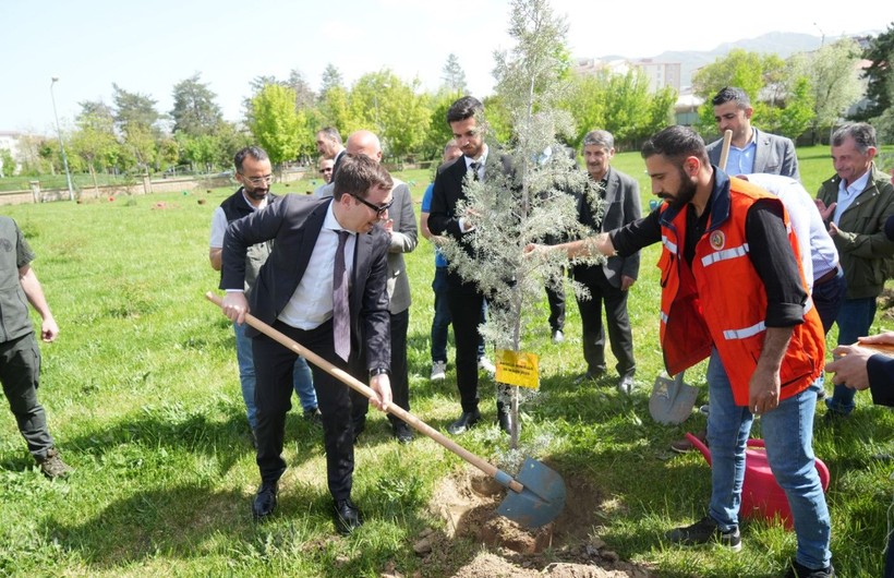 İtalya heyeti Muş’ta halay çekip ağaç dikti - Resim: 3