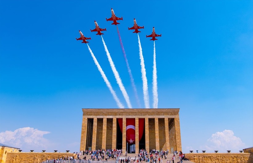 Türk Yıldızları'ndan Anıtkabir'de Ata'ya saygı uçuşu - Resim: 6