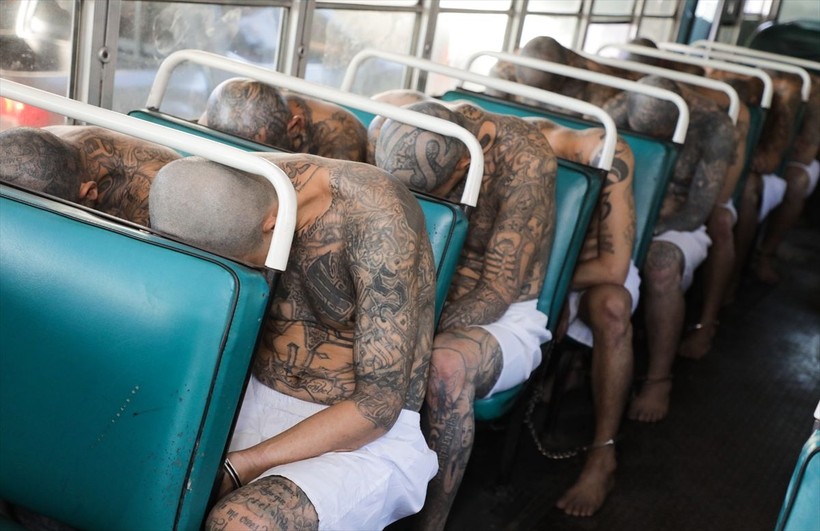 Dünya bu görüntüleri konuşuyor: El Salvador'da 2 bin çete üyesi başka hapishaneye böyle nakledildi - Resim: 20