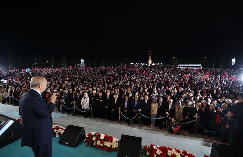 Ezber bozulmadı! Cumhurbaşkanı Recep Tayyip Erdoğan yüzbinlere balkon konuşmasını Külliye'den yaptı - Resim: 30