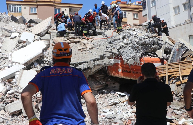 Gaziantep'te ağır hasarlı bina yıkım çalışmaları esnasında çöktü! Enkaz altında kalan operatör hayatını kaybetti - Resim: 3
