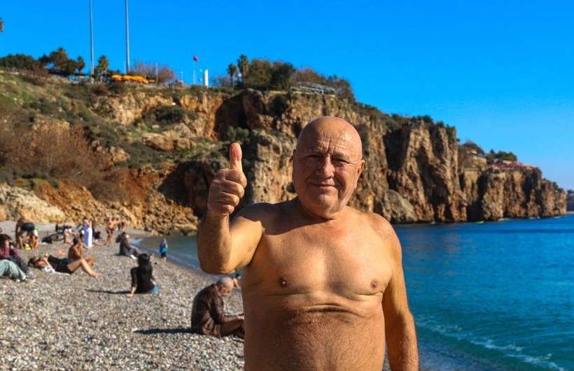 Antalya'da termometreler 19 dereceyi gösterdi! Vatandaşlar denizin keyfini çıkardı - Resim: 6