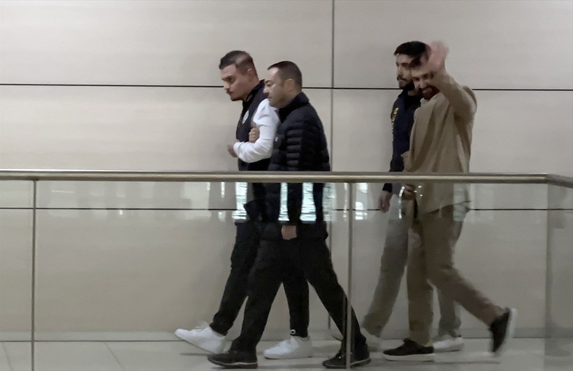 Serdar Ortaç adliyeye sevk edildi: Ayakta durmakta zorluk çekti! - Resim : 2