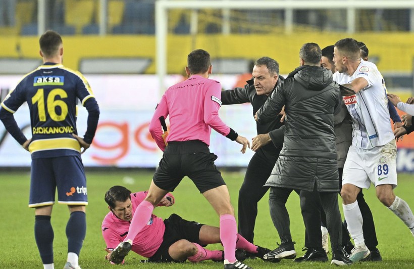Ankaragücü Başkanı Faruk Koca hakem Halil Umut Meler'e sahanın içinde yumruk attı! İşte o görüntüler - Resim: 33