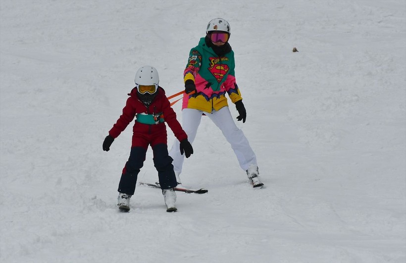 Kar kalınlığının 60 santimetreyi bulduğu Sarıkamış'ta turistler snowboard ve kızak yaptı - Resim: 5