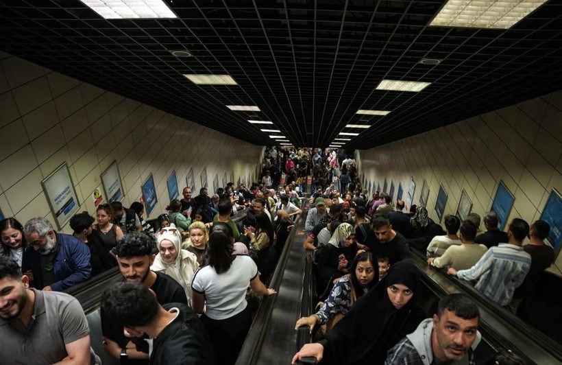 İstanbul Eminönü’ndeki yoğun kalabalık fotoğraflara yansıdı - Resim: 14