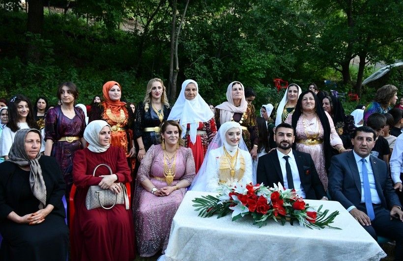 Şırnak'ta Jirki aşireti lideri kardeşini evlendirdi! Dolarlar ve TL'ler valizlere sığmadı - Resim: 13