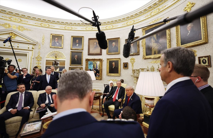 Beyaz Saray'daki zirveside yer alan şifreler! Trump'tan dikkat çeken rozet - Resim: 23