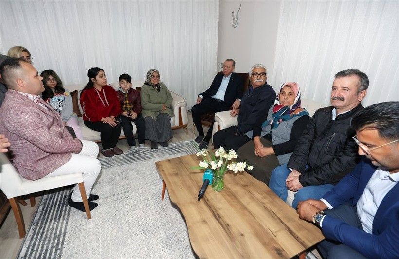 Cumhurbaşkanı Recep Tayyip Erdoğan Antalya Manavgat'ta yangın sonrası yeni evine kavuşan aileye konuk oldu gözleme yedi - Resim: 2