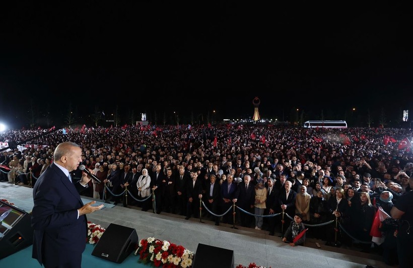 Ezber bozulmadı! Cumhurbaşkanı Recep Tayyip Erdoğan yüzbinlere balkon konuşmasını Külliye'den yaptı - Resim: 31