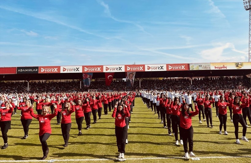 Türkiye iliklerine kadar Cumhuriyet'i kutluyor! Nereye baksan kırmızı-beyaz! 🤍❤️Meydanlarda 7'den 70'e 100. yıl coşkusu - Resim: 224