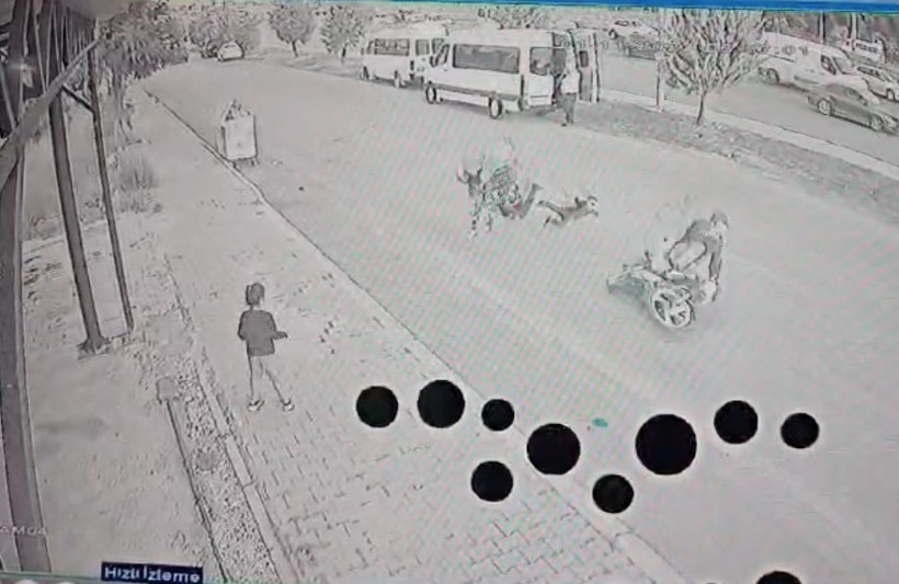 Antalya'da annesinin elini bırakan çocuk yola atladı, ikisi de motosiklet altında kaldı! - Resim : 2