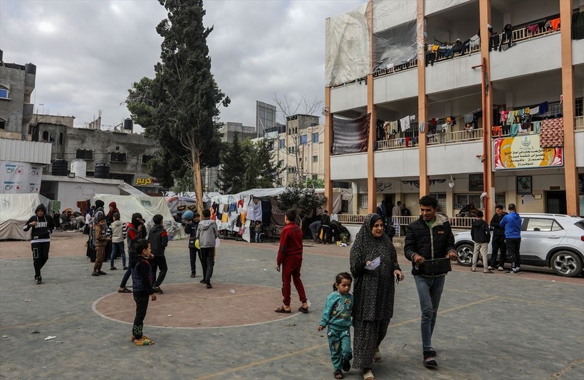 Gazze'deki okullara sığınan Filistinliler yaşam savaşı veriyor - Resim: 17