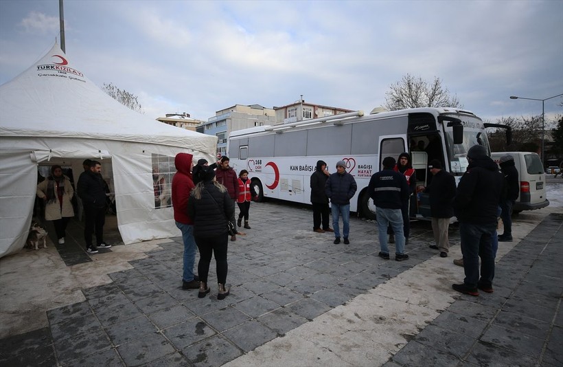Ülkenin dört bir yanından depremzedelere kan bağışı yapılıyor - Resim: 18