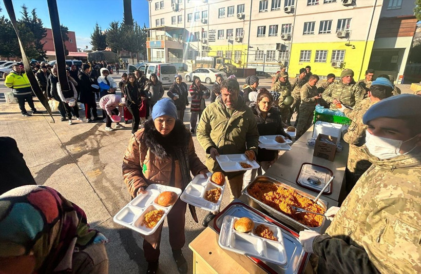 "Asrın Felaketi'nde Mehmetçik ilk andan bu yana millet ile yan yana! Acıya da ortak oldular tebessüme de... - Resim: 19