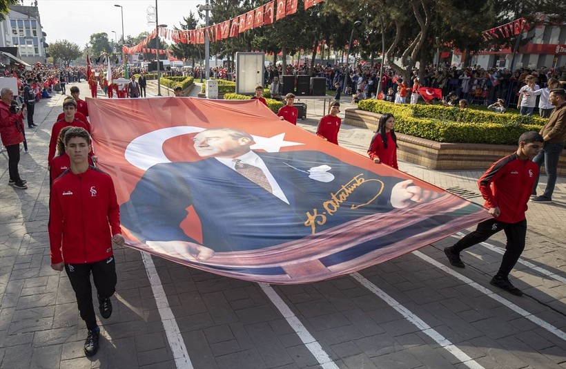 Türkiye iliklerine kadar Cumhuriyet'i kutluyor! Nereye baksan kırmızı-beyaz! 🤍❤️Meydanlarda 7'den 70'e 100. yıl coşkusu - Resim: 59