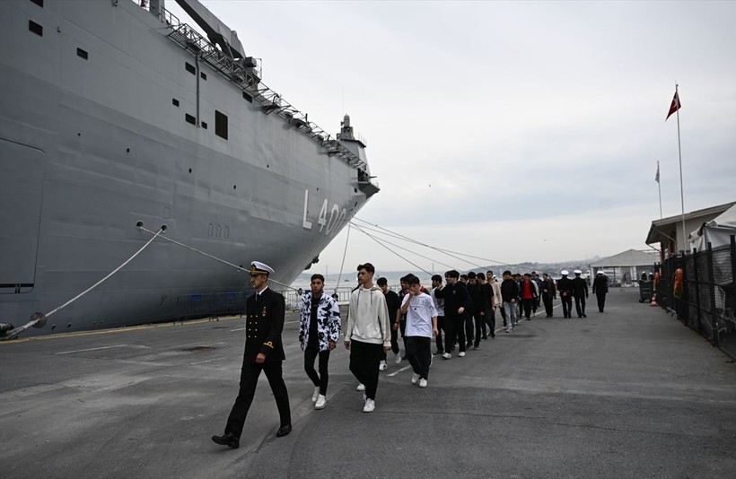 Sarayburnu Limanı'na demirleyen TCG Anadolu gemisi yarın saat 18.00'e kadar ziyaret edilebilecek - Resim: 3