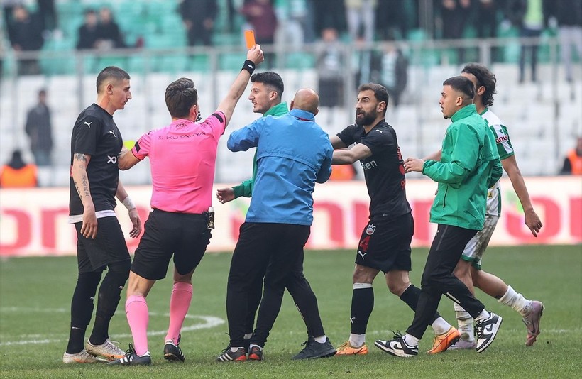 Bursaspor-Diyarbekirspor maçı sonrasında saha karıştı! Savaş alanında 5 kişi kırmızı kart gördü - Resim: 6