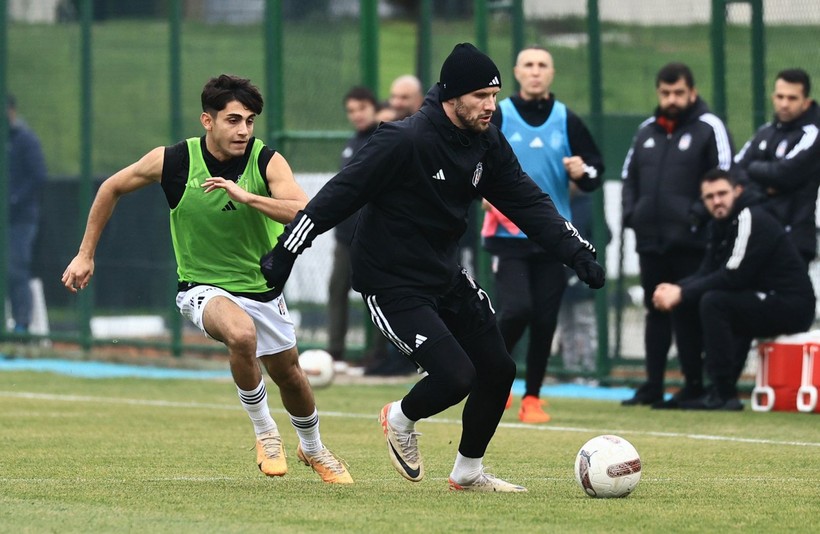 İşte Beşiktaş'ın yeni teknik direktörü! Bruno Genesio olmadı rota Giovanni van Bronckhorst'a çevrildi - Resim: 5
