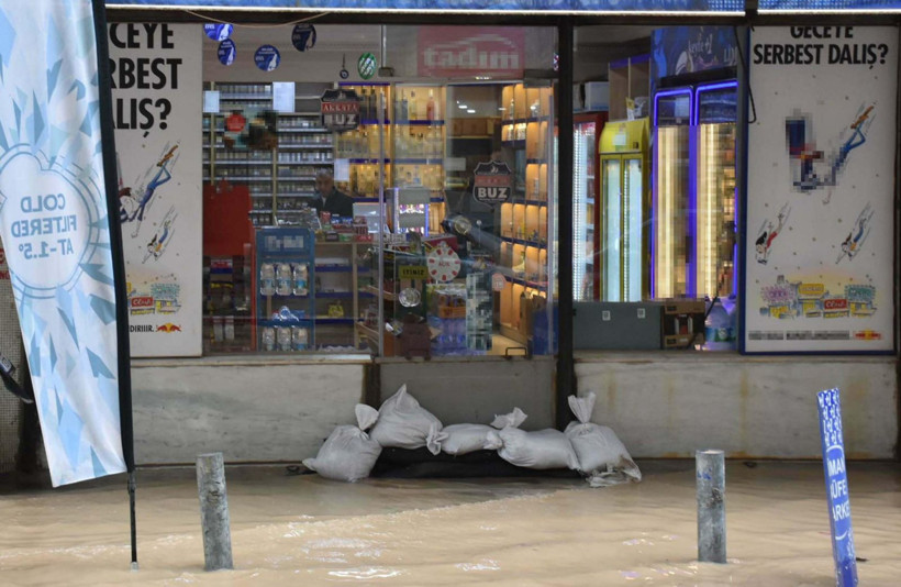 İzmir'de sağanak hayatı felç etti: Ev ve işleri sulara gömüldü - Resim: 7