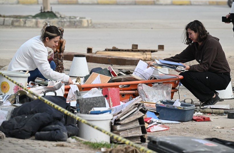 Kahramanmaraş depreminin ardından geriye eşyalar kaldı: Enkazdan çıkartılanlara bakanlar gözyaşlarını tutamadı - Resim: 3