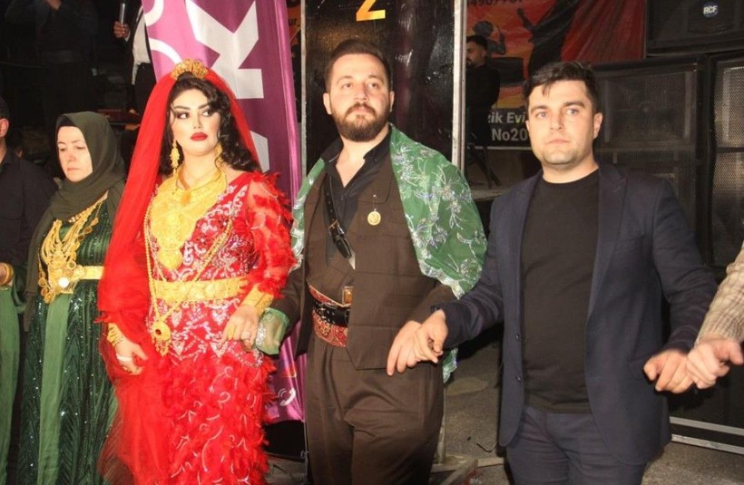 Bir aşiret düğünü klasiği... 7 kişi anca sayabildi! Geline 15 kilo altın, damada 5 milyon 300 bin TL takıldı - Resim: 2