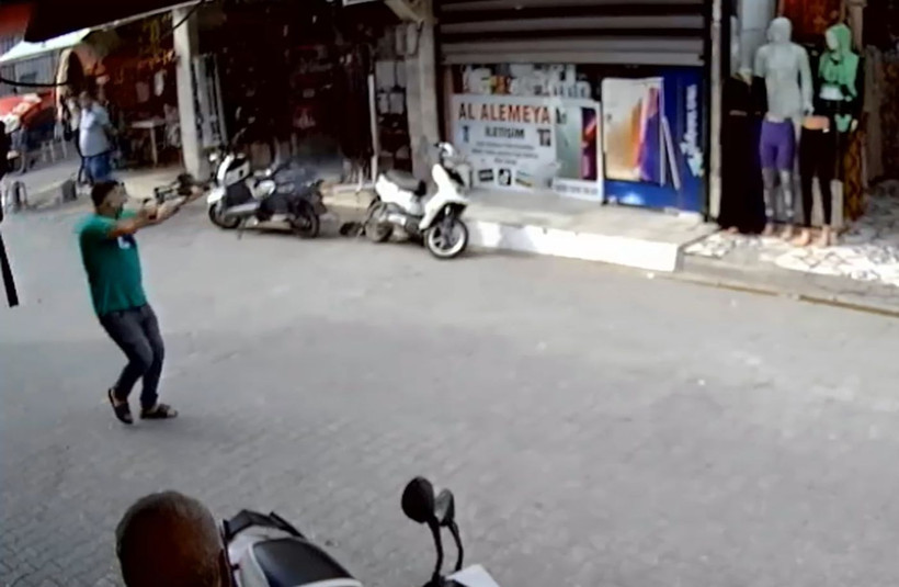 Adana'da haraç cinayeti! Esnafa av tüfeğiyle saldırı kamerada - Resim: 5
