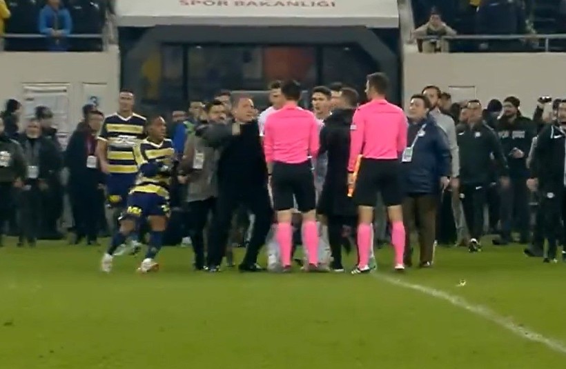 Ankaragücü Başkanı Faruk Koca hakem Halil Umut Meler'e sahanın içinde yumruk attı! İşte o görüntüler - Resim: 7