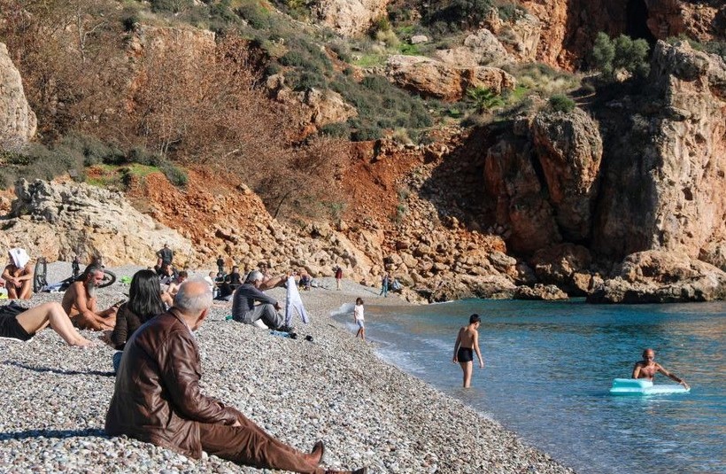 Antalya'da termometreler 19 dereceyi gösterdi! Vatandaşlar denizin keyfini çıkardı - Resim: 7