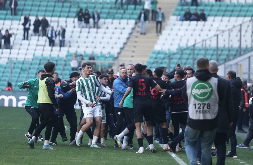 Bursaspor-Diyarbekirspor maçı sonrasında saha karıştı! Savaş alanında 5 kişi kırmızı kart gördü - Resim: 16