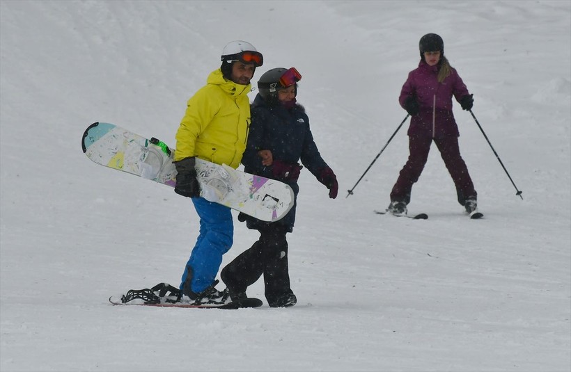 Kar kalınlığının 60 santimetreyi bulduğu Sarıkamış'ta turistler snowboard ve kızak yaptı - Resim: 3