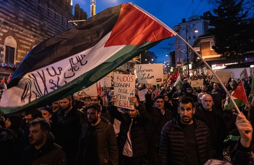 Dünya Galata Köprüsü'ndeki "Şehitlerimize Rahmet, Filistin'e Destek, İsrail'e Lanet" yürüyüşünü konuşuyor: Galata’da ne çok şey kaçırdınız - Resim: 28