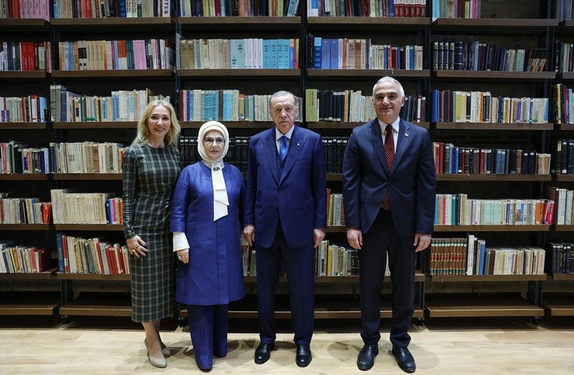 Cumhurbaşkanı Erdoğan, Rami Kütüphanesi'nin Açılış Törenine katıldı, kütüphane gezisi esnasında öğrencilerle çekilen fotoğraflar iç ısıttı - Resim: 3