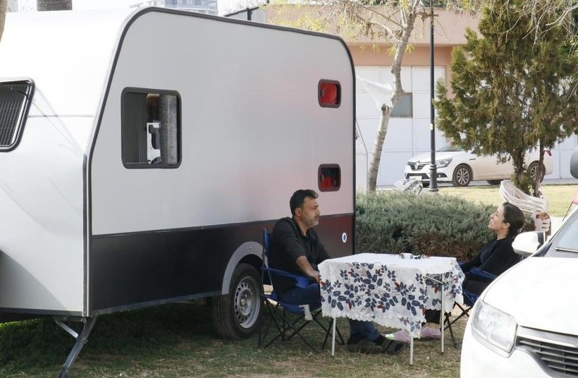 Depremden sonra evlerine giremeyen Adanalılar parka yerleşti - Resim: 9