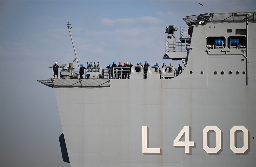 İstanbul'da kilometrelerce ziyaret kuyruğu oluşturan TCG Anadolu, İzmir Alsancak Limanı'na geldi - Resim: 25