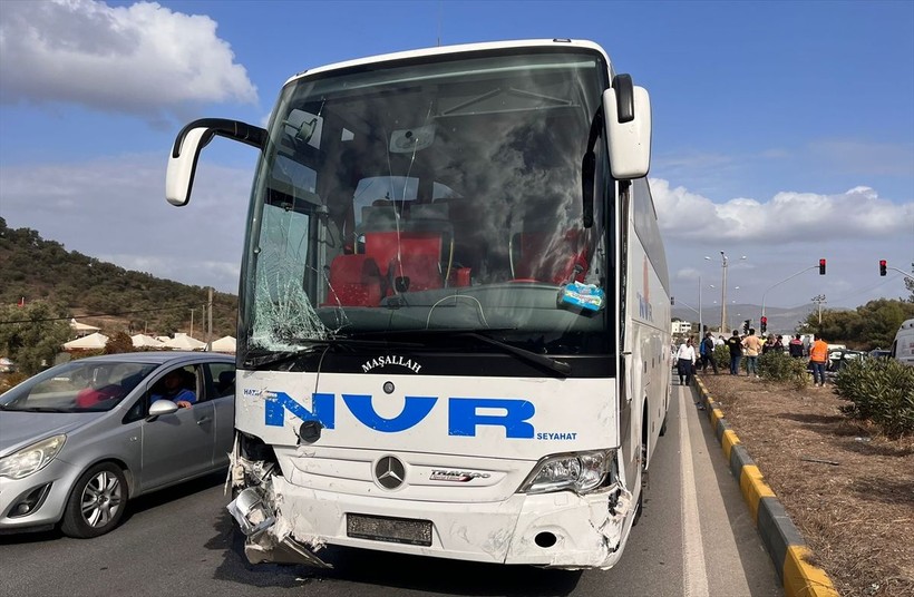 Kavşağı dönmeye çalışan otomobil ve yolcu otobüsü birbirine girdi! Ölü ve yaralılar var - Resim: 8
