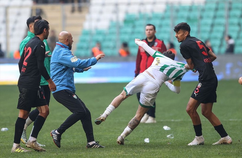 Bursaspor-Diyarbekirspor maçı sonrasında saha karıştı! Savaş alanında 5 kişi kırmızı kart gördü - Resim: 1
