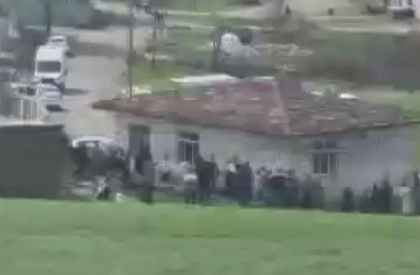 Diyarbakır'da muhtarlık kavgasında kan aktı! Taş, silah ve sopayla saldırdılar - Resim: 12