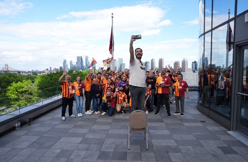Galatasaraylılar şampiyonluk ruhunu yurt dışında da diri tuttu! Dünyadan kutlamalar objektiflere böyle yansıdı - Resim: 19