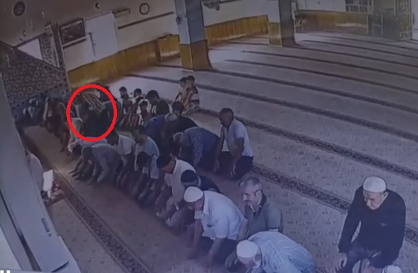 Park kavgası yüzünden tartıştığı komşusunu camide bıçaklayarak öldürdü - Resim : 1
