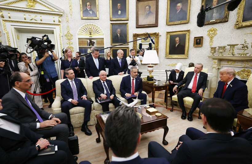 Beyaz Saray'daki zirveside yer alan şifreler! Trump'tan dikkat çeken rozet - Resim: 25