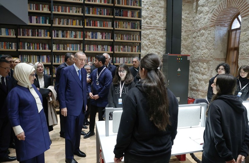Cumhurbaşkanı Erdoğan, Rami Kütüphanesi'nin Açılış Törenine katıldı, kütüphane gezisi esnasında öğrencilerle çekilen fotoğraflar iç ısıttı - Resim: 7