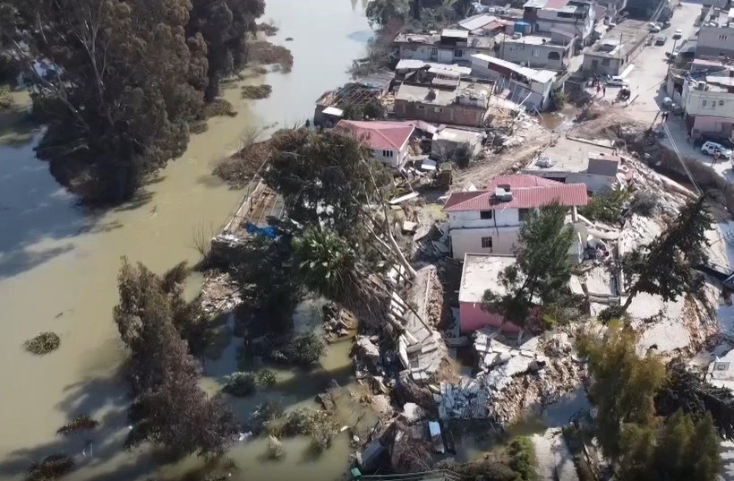 Hatay'da deprem nedeniyle Demirköprü Mahallesi 4 metre kaydı! Müstakil evler Asi Nehrine sürüklendi - Resim: 7